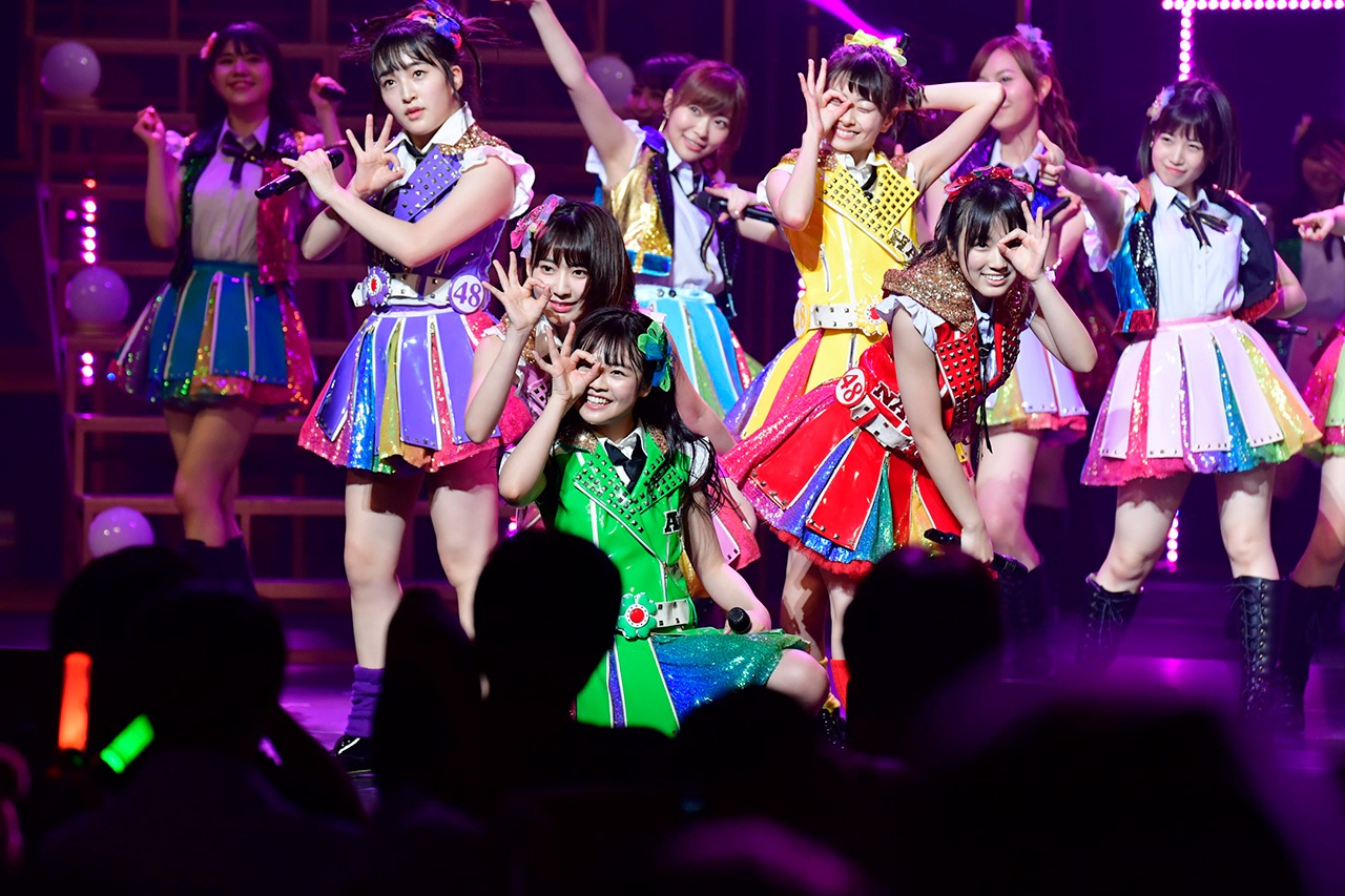 ももいろクローバーZ「行くぜっ！怪盗少女」を披露するHKT48。(c)AKS