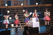 ファンからのアンケートを読むHKT48メンバー。
