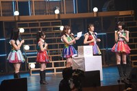 ファンからのアンケートを読むHKT48メンバー。