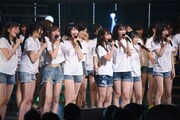「草原の奇跡」を歌うHKT48。