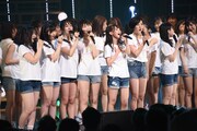 「草原の奇跡」を歌うHKT48。