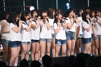 「草原の奇跡」を歌うHKT48。