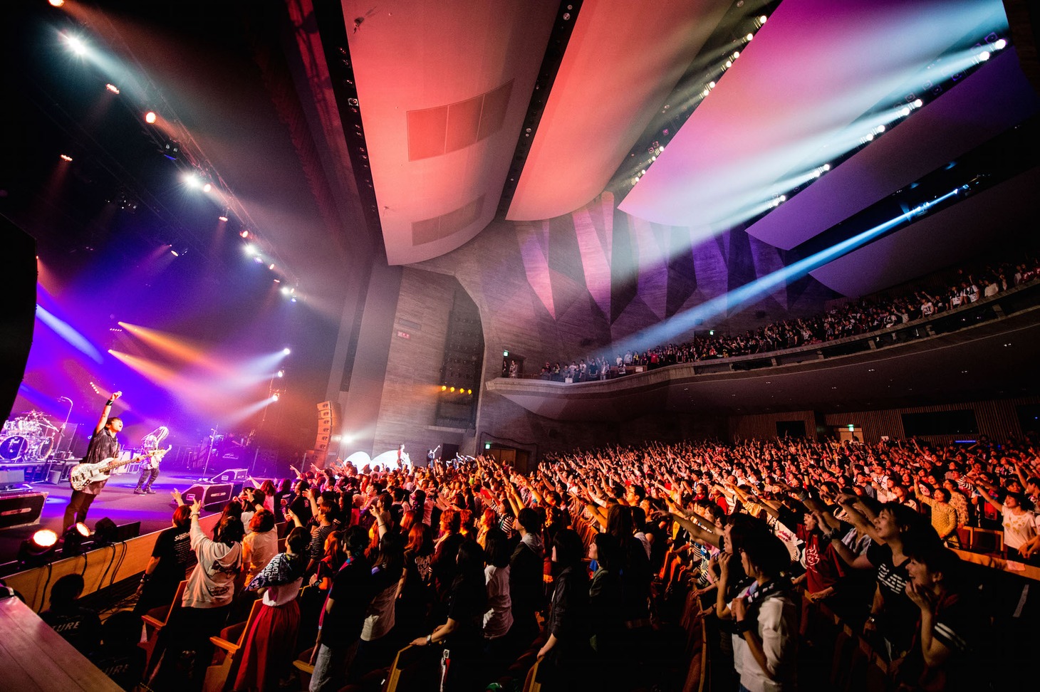 「GLAY HIGHCOMMUNICATIONS TOUR 2017 -Never Ending Supernova-」初日公演の様子。