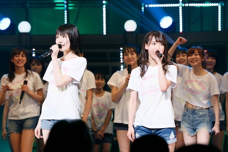 左から井上由莉耶、岡本尚子。(c)AKS