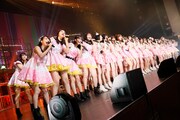 「HKT48ファミリー」を披露するHKT48。(c)AKS