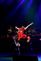 エビ反りジャンプを決める矢吹奈子。(c)AKS