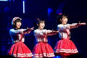 「今、Happy」を披露する田中美久（左）、矢吹奈子（中央）、松岡はな（右）。(c)AKS