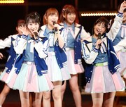 左から田島芽瑠、朝長美桜。(c)AKS