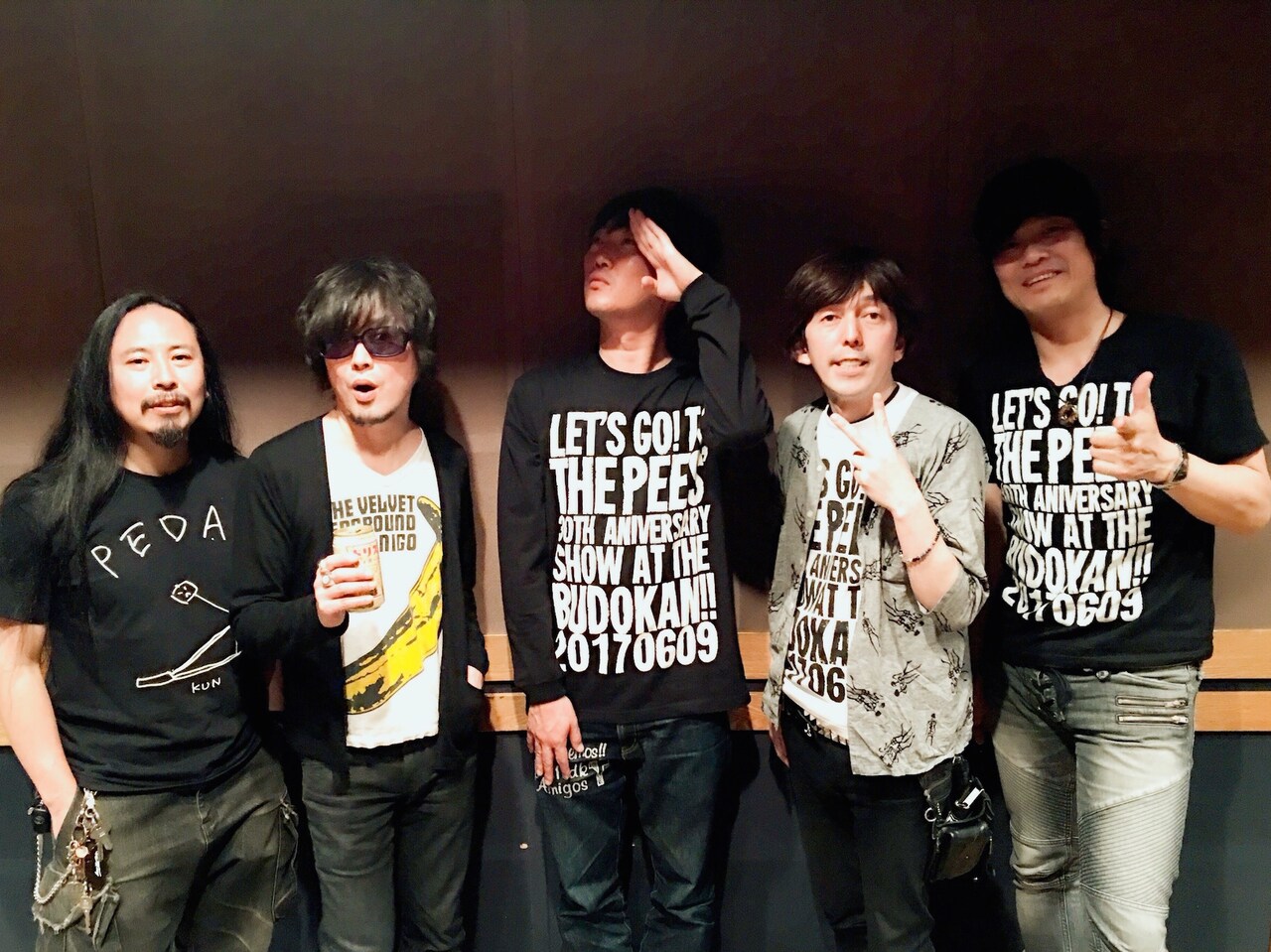 左からRONZI（BRAHMAN）、山中さわお（the pillows）、小沢一敬（スピードワゴン）、小堀裕之（2丁拳銃）、上原子友康（怒髪天）。