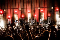 サンボマスター「今年は何かとはっちゃけたい！～2017ワンマンライブ～」の様子。（撮影：浜野カズシ）