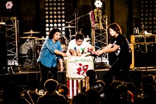 鏡割りを行うサンボマスター。（撮影：浜野カズシ）