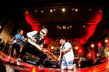 サンボマスターと萩原健一（左から2人目）。（撮影：浜野カズシ）