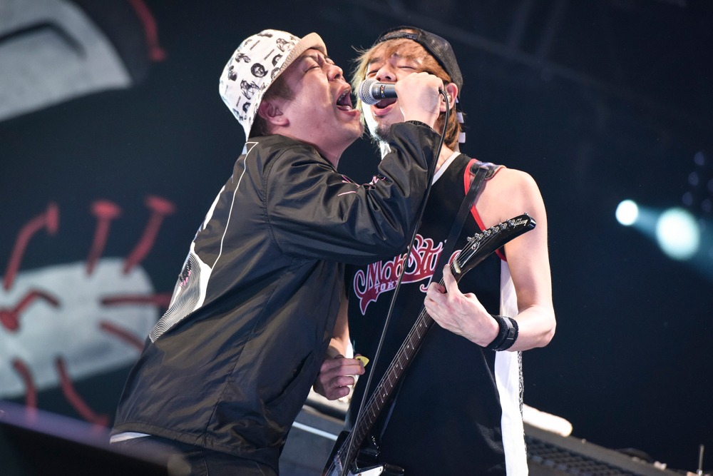 N∀OKI（Vo / ROTTENGRAFFTY）とTAKUMA（Vo, G / 10-FEET）（撮影：釘野孝宏）