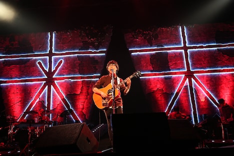 高橋優「全国ホール＆アリーナツアー 2016-2017『来し方行く末』」大阪城ホール公演の様子。