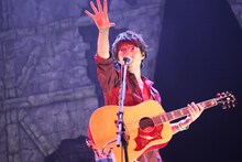 高橋優「全国ホール＆アリーナツアー 2016-2017『来し方行く末』」大阪城ホール公演の様子。