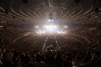 高橋優「全国ホール＆アリーナツアー 2016-2017『来し方行く末』」大阪城ホール公演の様子。