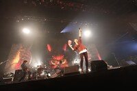 高橋優「全国ホール＆アリーナツアー 2016-2017『来し方行く末』」大阪城ホール公演の様子。