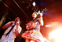 三線を手にする坂本遥奈。（Photo by HIROKAZU）