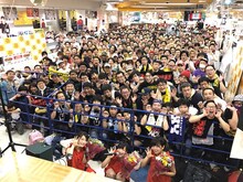 あゆみくりかまき「ゴマスリッパー」発売記念ライブツアーファイナル公演の集合写真。