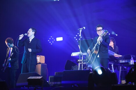 「TRUE LOVE」を歌うKOUICHI（Dr, Cho / 10-FEET）と藤井フミヤ。（撮影：釘野孝宏）