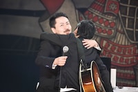 KOUICHI（Dr, Cho / 10-FEET）と藤井フミヤ。（撮影：釘野孝宏）