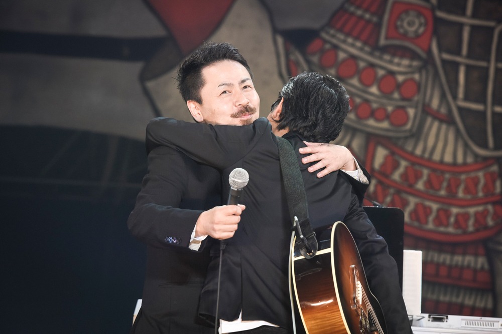KOUICHI（Dr, Cho / 10-FEET）と藤井フミヤ。（撮影：釘野孝宏）