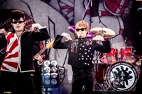 「One Night Carnival」をパフォーマンスする氣志團と10-FEET。（撮影：青木カズロー）