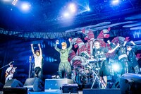 キュウソネコカミと氣志團。（撮影：青木カズロー）