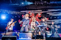 キュウソネコカミと氣志團。（撮影：青木カズロー）