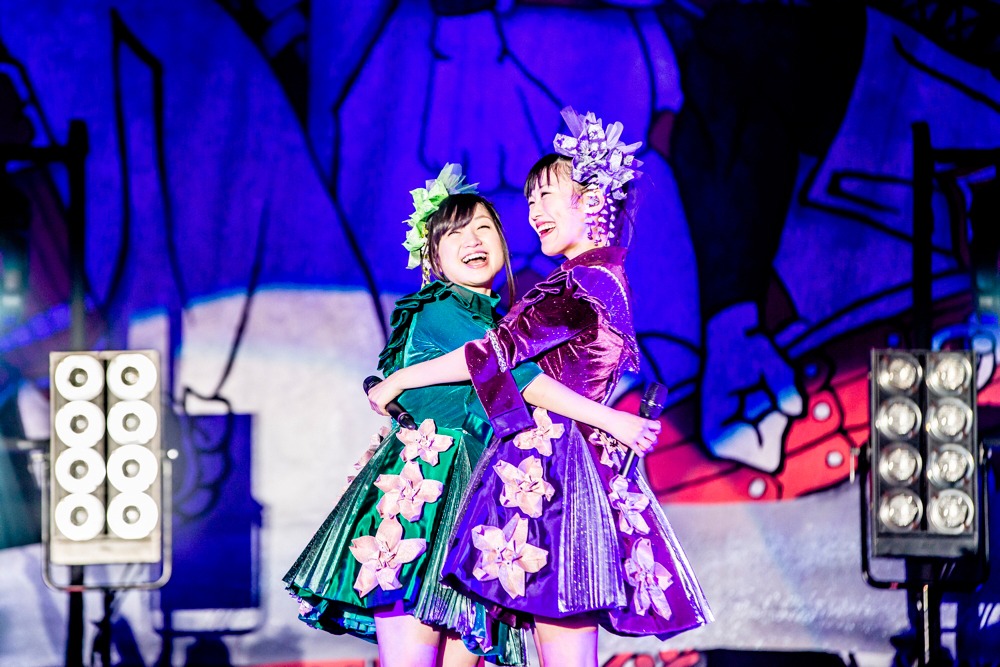 ももいろクローバーZの有安杏果と高城れに。（撮影：青木カズロー）