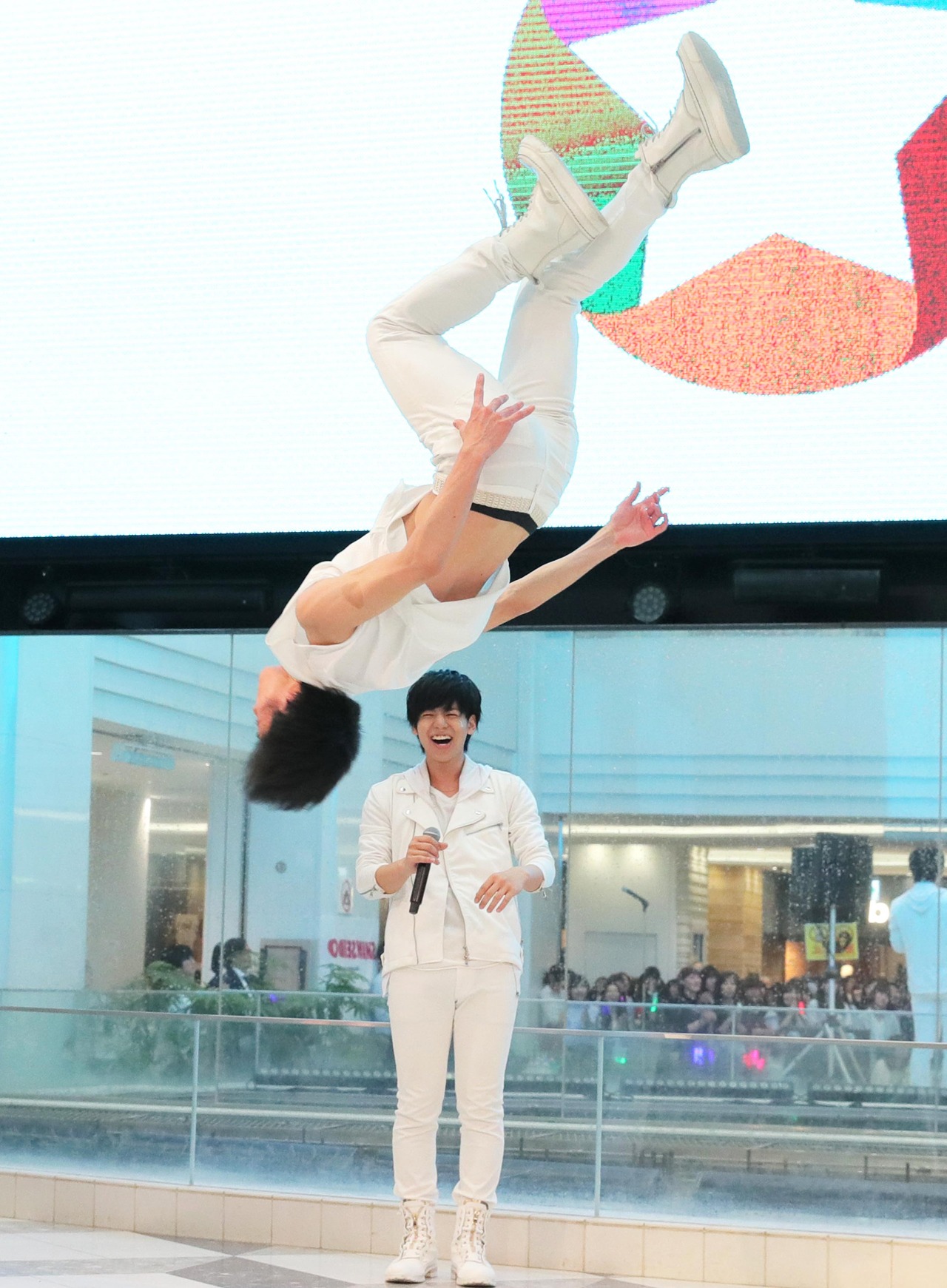 アクロバットを披露する平野泰新（上）。