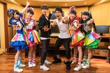 左から辻野かなみ、小泉遥香、前山田健一、武井壮、坂井仁香、吉川ひより。