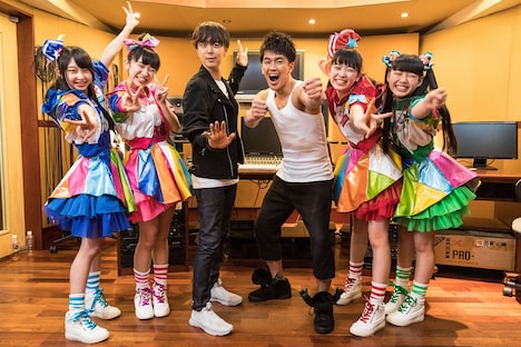 左から辻野かなみ、小泉遥香、前山田健一、武井壮、坂井仁香、吉川ひより。