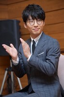 人気画像10位は「星野源、伊丹十三賞贈呈式に登壇『伊丹さんの遺伝子をつないでいきたい』」より、拍手する星野源。