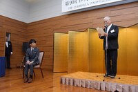 人気画像2位は「星野源、伊丹十三賞贈呈式に登壇『伊丹さんの遺伝子をつないでいきたい』」より、南伸坊の式辞を椅子に座って聞く星野源（左）。