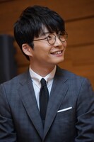 南伸坊の式辞を聞く星野源。