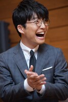 人気画像6位は「星野源、伊丹十三賞贈呈式に登壇『伊丹さんの遺伝子をつないでいきたい』」より、南伸坊の式辞に大爆笑する星野源。