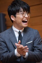 南伸坊の式辞に大爆笑する星野源。