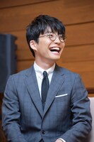 人気画像4位は「星野源、伊丹十三賞贈呈式に登壇『伊丹さんの遺伝子をつないでいきたい』」より、南伸坊の式辞に笑う星野源。