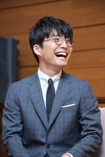 南伸坊の式辞に笑う星野源。