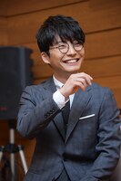 人気画像9位は「星野源、伊丹十三賞贈呈式に登壇『伊丹さんの遺伝子をつないでいきたい』」より、南伸坊の式辞に笑う星野源。