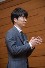 拍手する星野源。