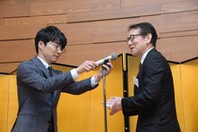 周防正行へマイクを向ける星野源（左）。