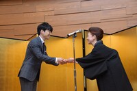 宮本信子から副賞の賞金100万円を受け取る星野源（左）。