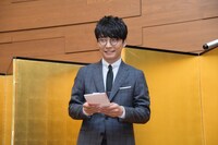 賞金100万円を手にした星野源。