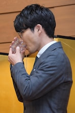 水を飲む星野源。