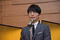 スピーチを行う星野源。