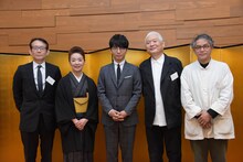 左から周防正行、宮本信子、星野源、南伸坊、中村好文。