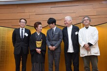 談笑する宮本信子（左から2番目）と星野源（中央）。