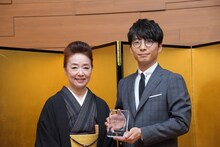 左から宮本信子、星野源。